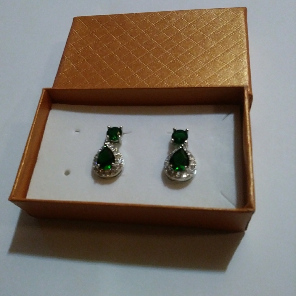 Earings platinum plated green rhinestone.